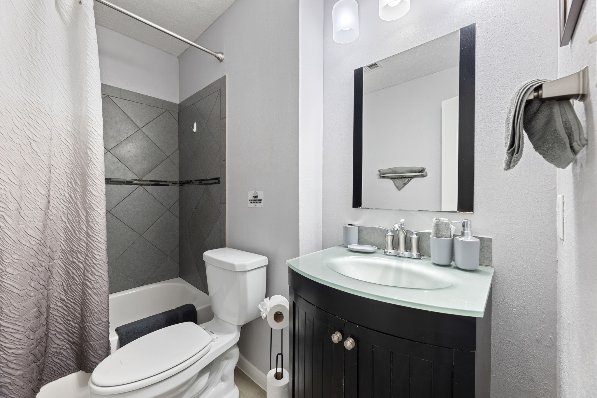 Private full bathroom with shower/tub combo