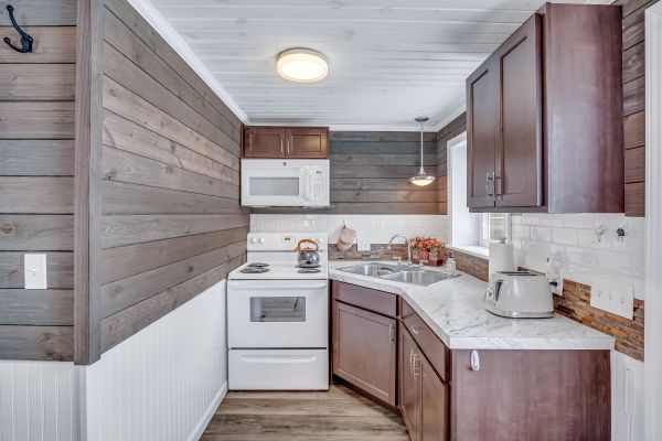 Duet cottage - Hot water kettle, hot mitts, dish soap and basic cleaning supplies are provided