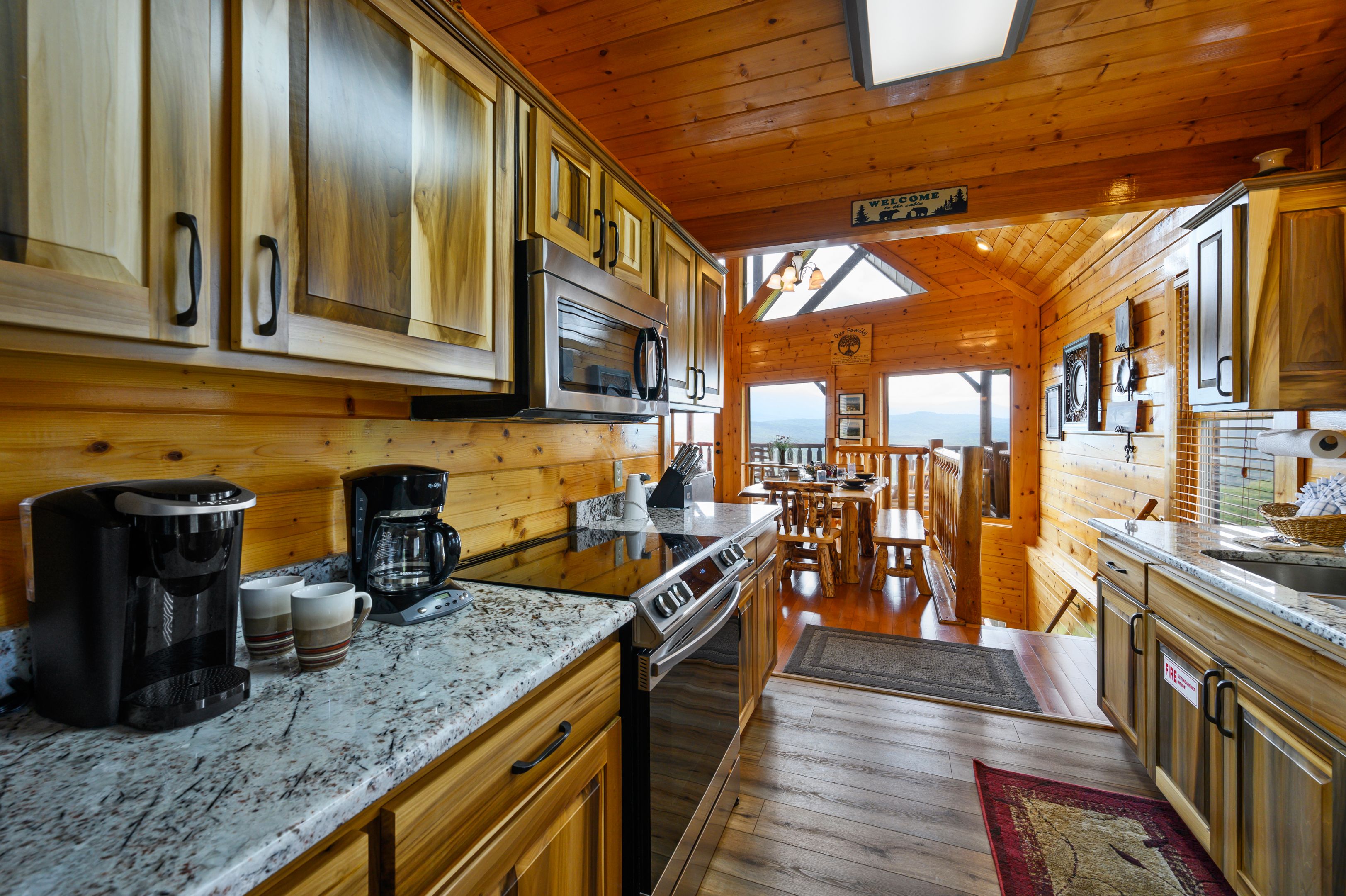 Breathtaking View, Free Wi-Fi, custom cabinets, private deck, 2 king suites 6