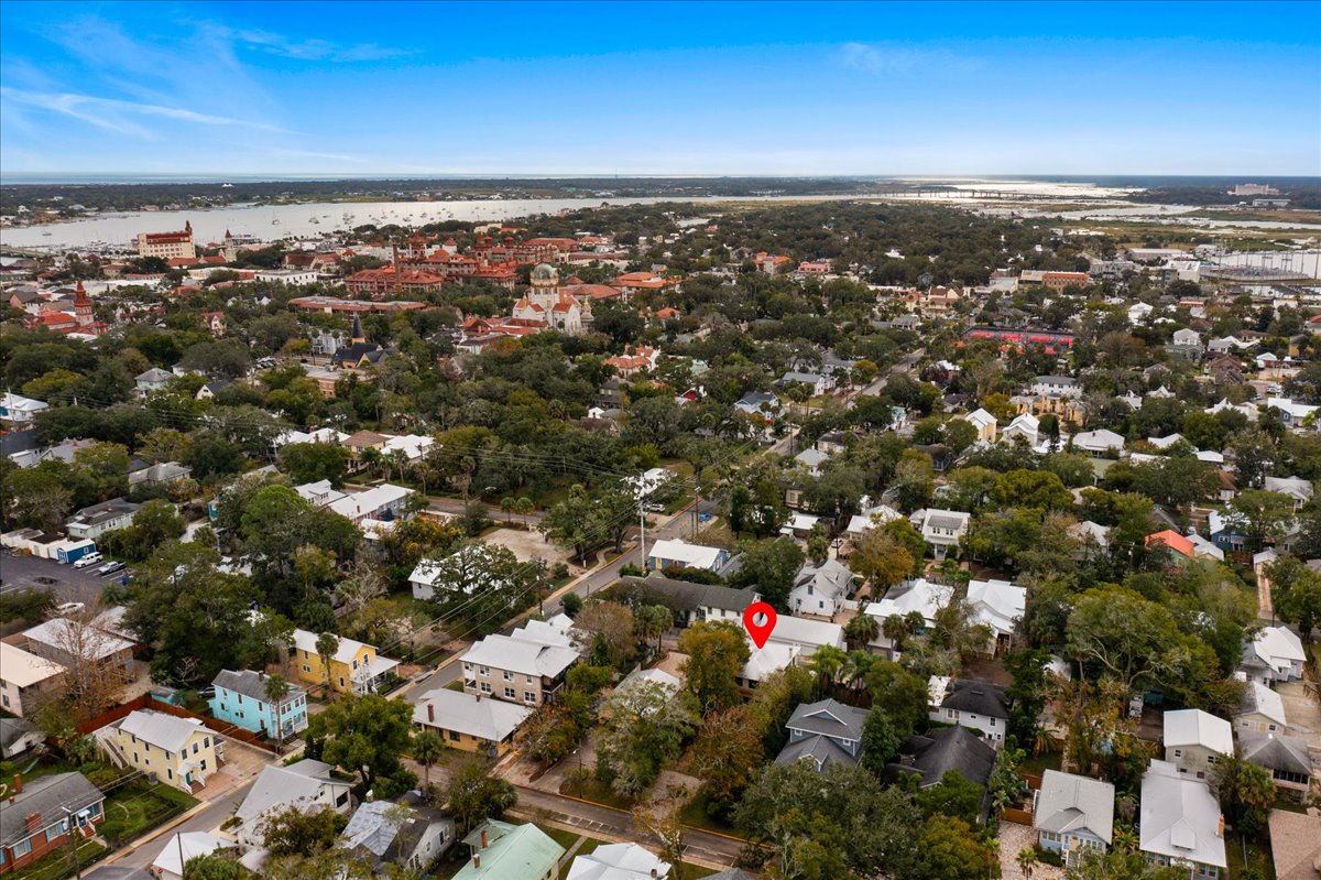 Walk everywhere downtown in a few minutes. It's so close to Flagler College, St George St, Castillo de San Marcos, Bridge of Lions that you feel like you are right next door!