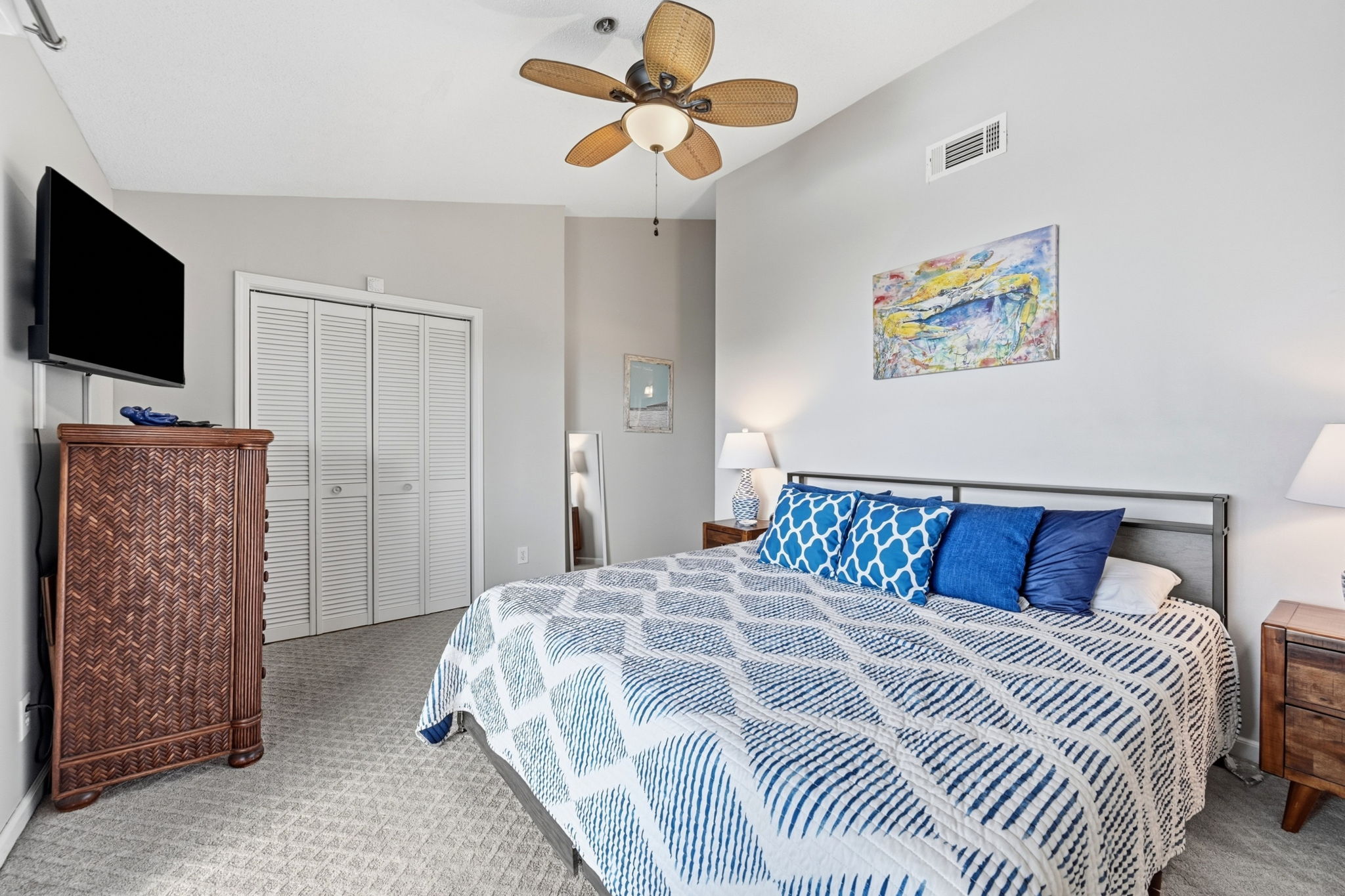 Keep your vacation wardrobe organized with plenty of closet space 