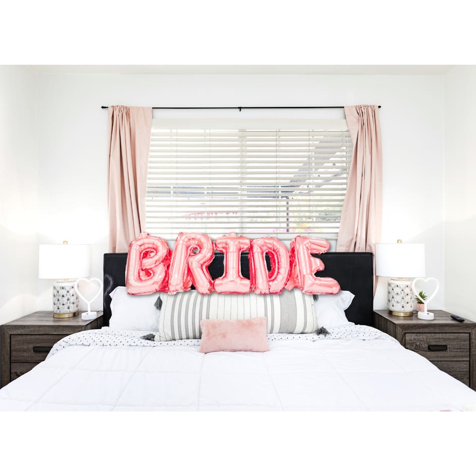 Perfect for bridal parties or romantic getaways, this bedroom features festive décor to celebrate your occasion in style.

