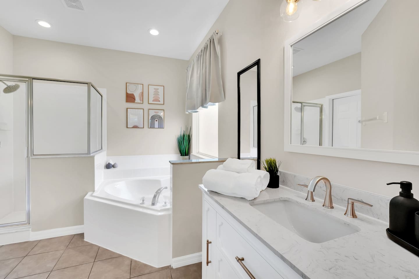 Master bathroom downstairs. 