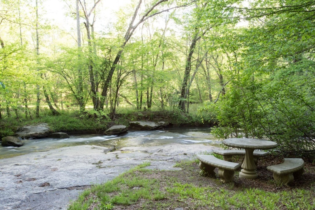 This would be a great spot for lunch.