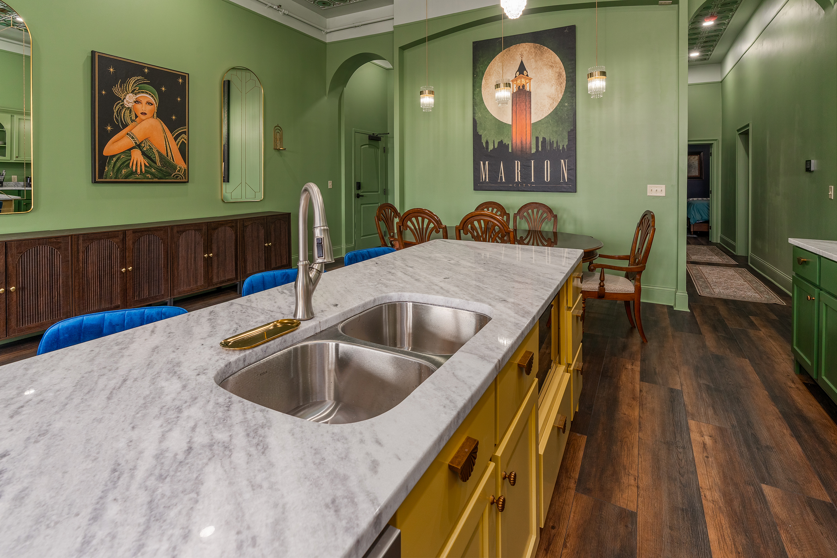 Bar sink in on the Kitchen breakfast bar