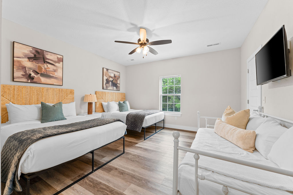 Upper level double Queens w/ daybed and trundle! Ensuite bathroom