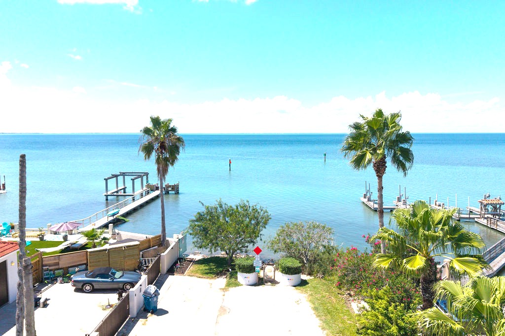 Take a short scenic drive to the beach and soak up the coastal magic — from golden sunsets to peaceful walks along the water’s edge.