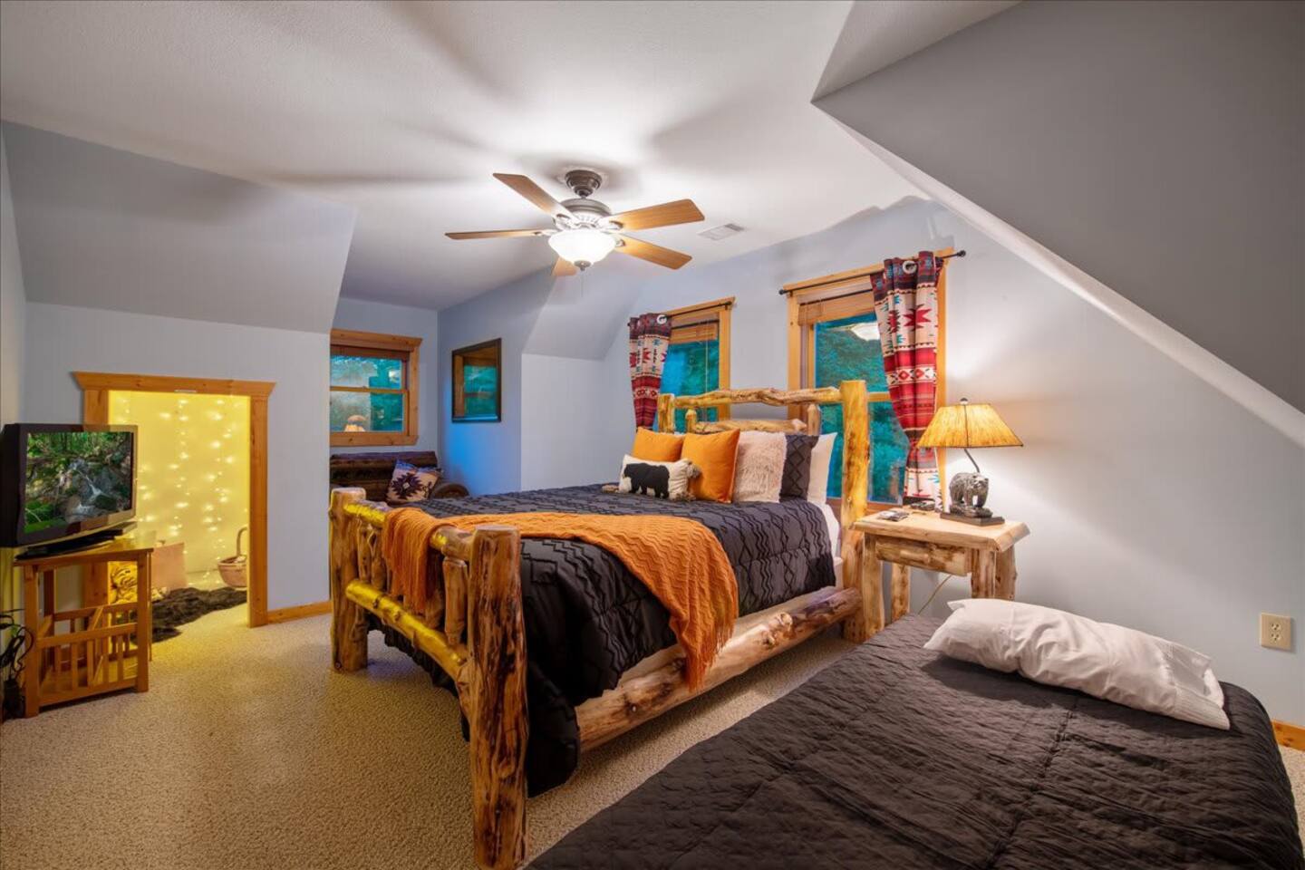 The upstairs bedroom features a TV for your enjoyment.droom equipped with a TV.