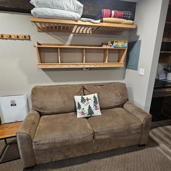 Sofa/Extra linens, blankets & pillows