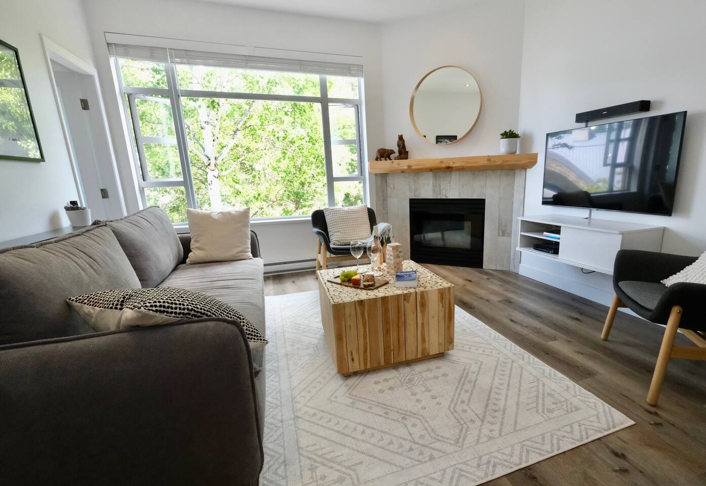 Charming Mountain Escape With Hot Tub And Cozy Fireplace - Inviting Haven - Kanada