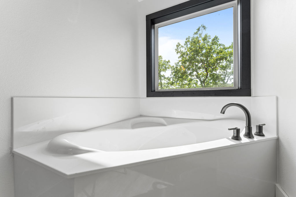 Large tub for soaks after a hard day golfing!