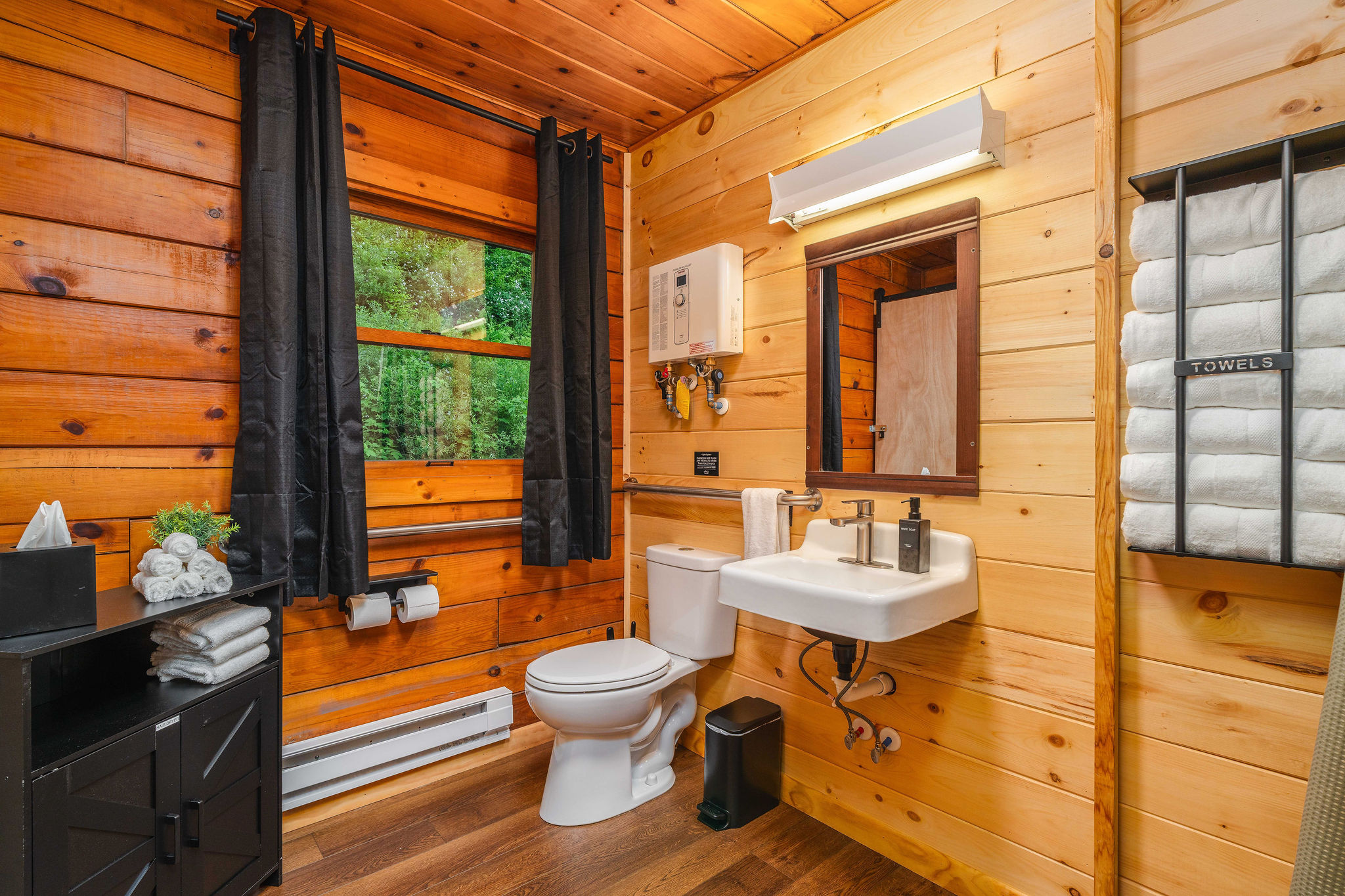 🛁 Accessible bathroom with safety-bar toilet — built with comfort and mobility in mind.