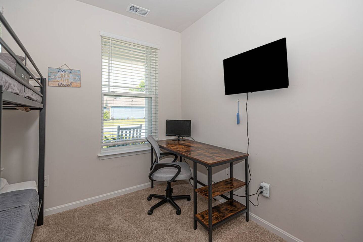 Step into our functional third bedroom! Discover a spacious desk and a wall-mounted smart TV, perfect for work and entertainment. With a double queen bunk bed, it's a dynamic space for both relaxation and productivity. ️️