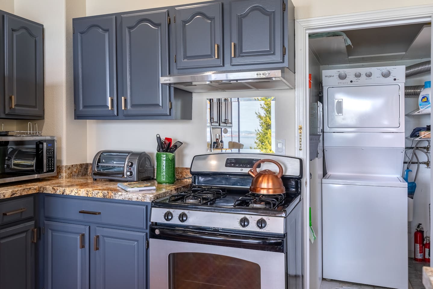 Gas Range with all the cookware!
