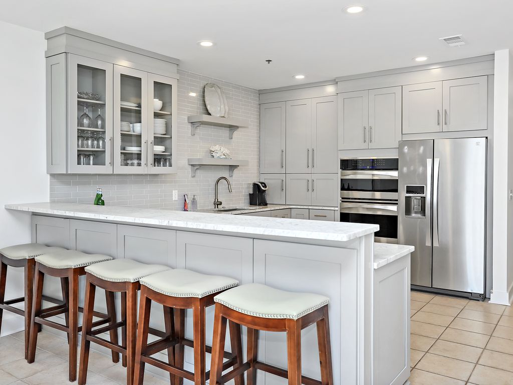 Extra dining spaces that nestle up to the kitchen counter