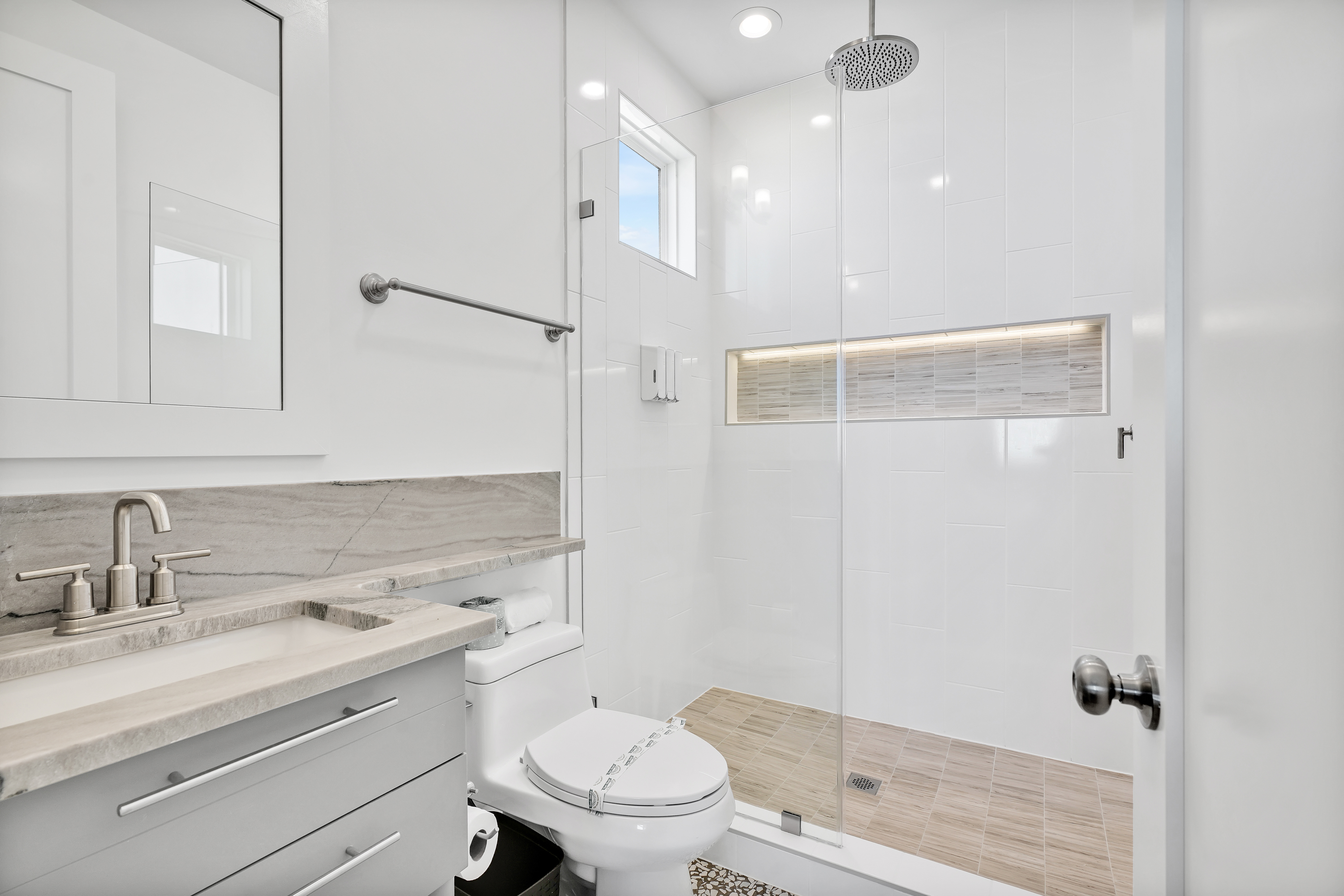 Rain shower with lighted niche