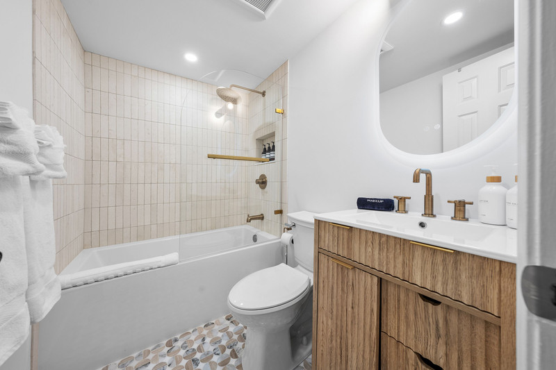 Start and end your day in style 🛁 Our master bathroom brings spa vibes right to your home.