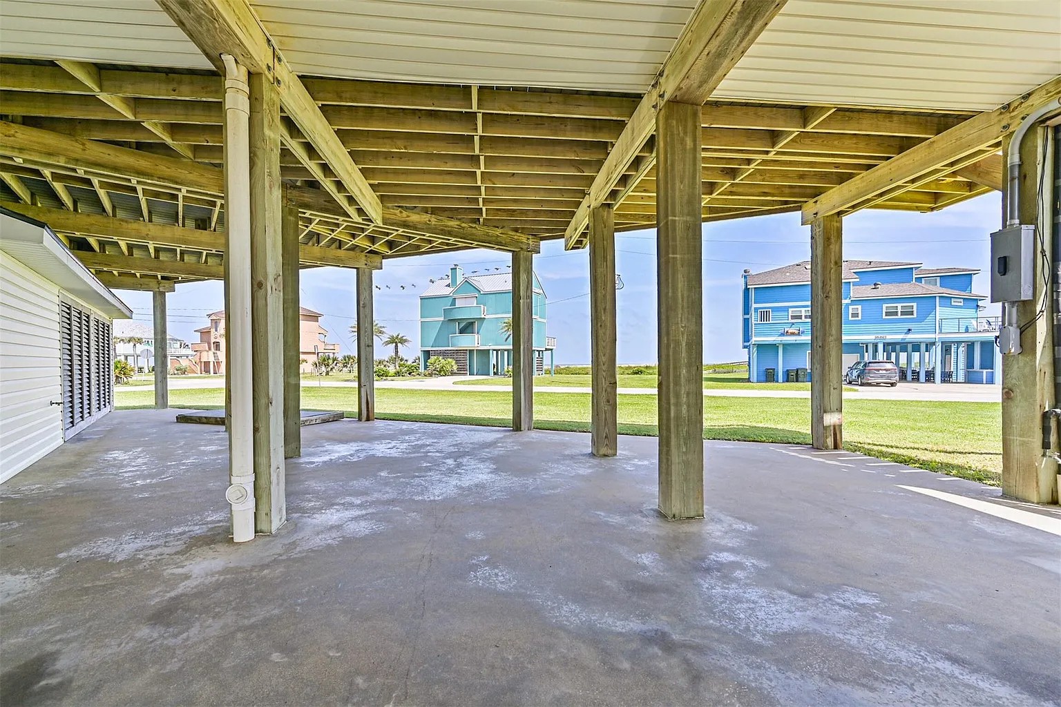 Patio for lots of space, relaxing and playing corn hole