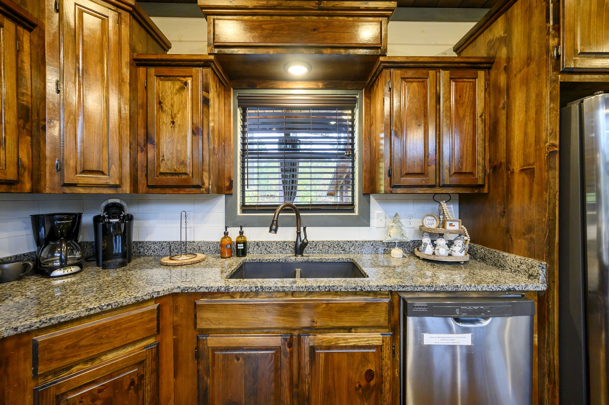 The kitchen and dining area at Round Here Buzz is made for connection and good food 🍽️✨ Cook up your favorites, gather around the table, laugh, snack, and make memories that feel like home. Cheers to great meals and even better company 🥂🌲 