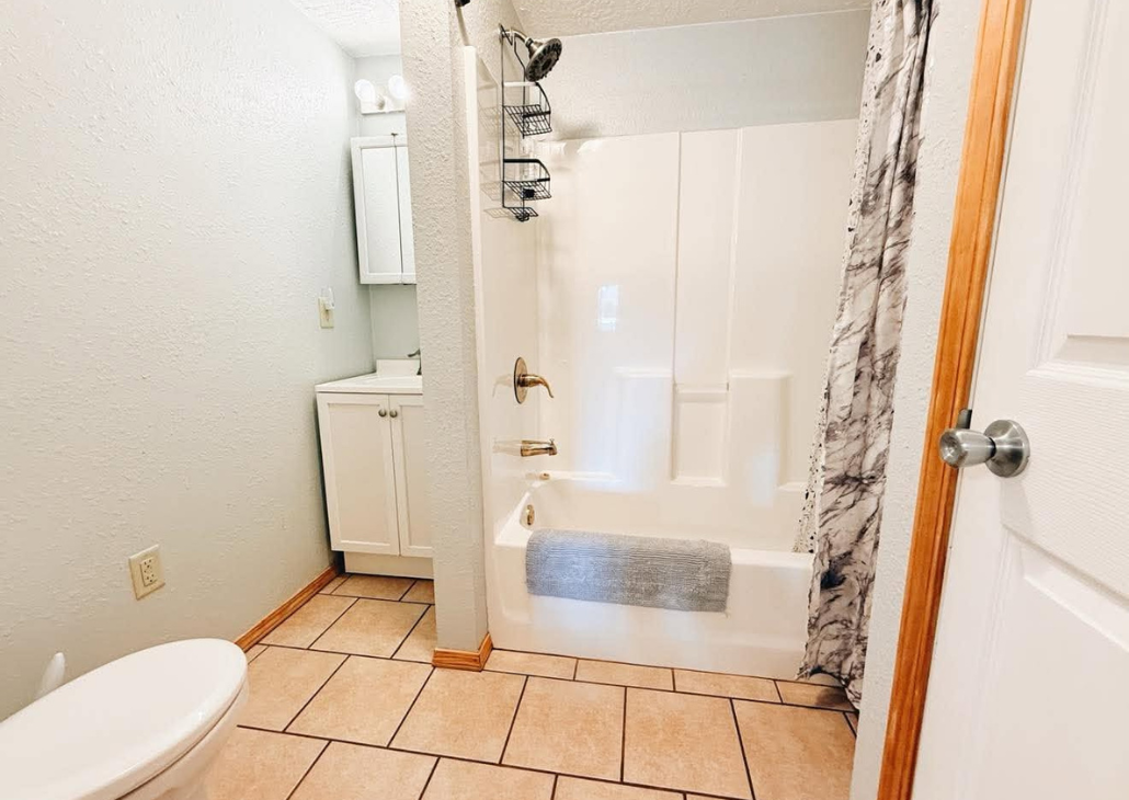 Bathroom with a tub/shower combo.