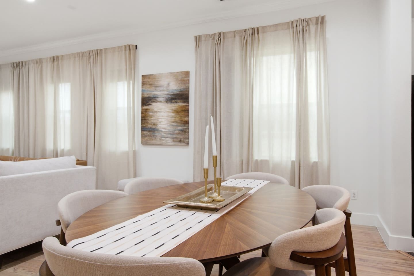 Bright, airy dining space with room for everyone at the table. A natural gathering spot before heading out to explore Uptown Dallas, just a 13-minute walk from the front door.


