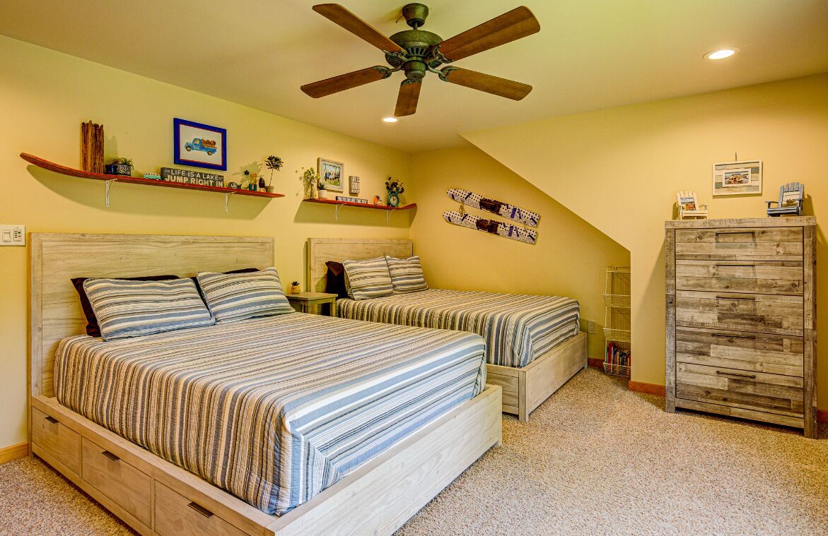 Upper level 2 queens, bedroom 4