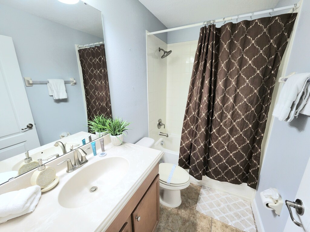 shared Bathroom, shower/tub combo