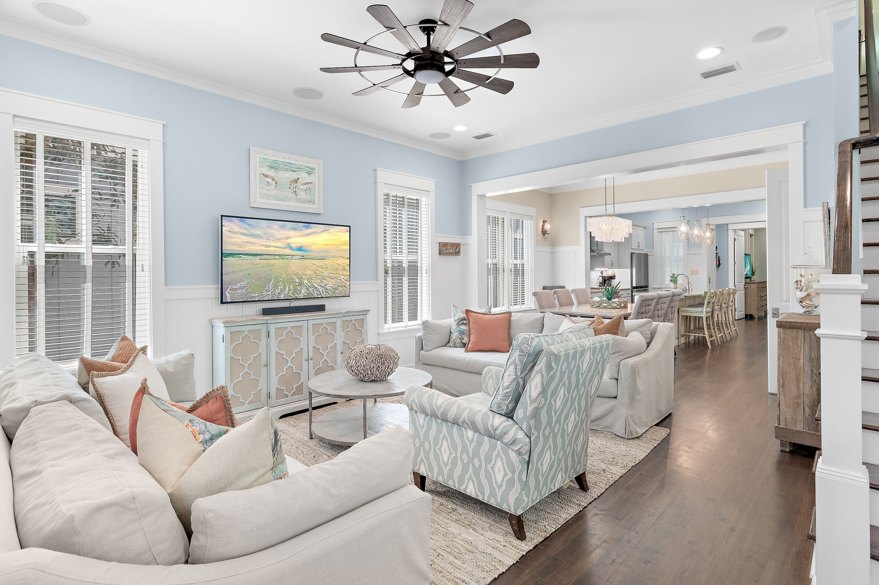 Comfortable seating for the whole group — ideal for movie nights, relaxing after the beach, or unwinding together.