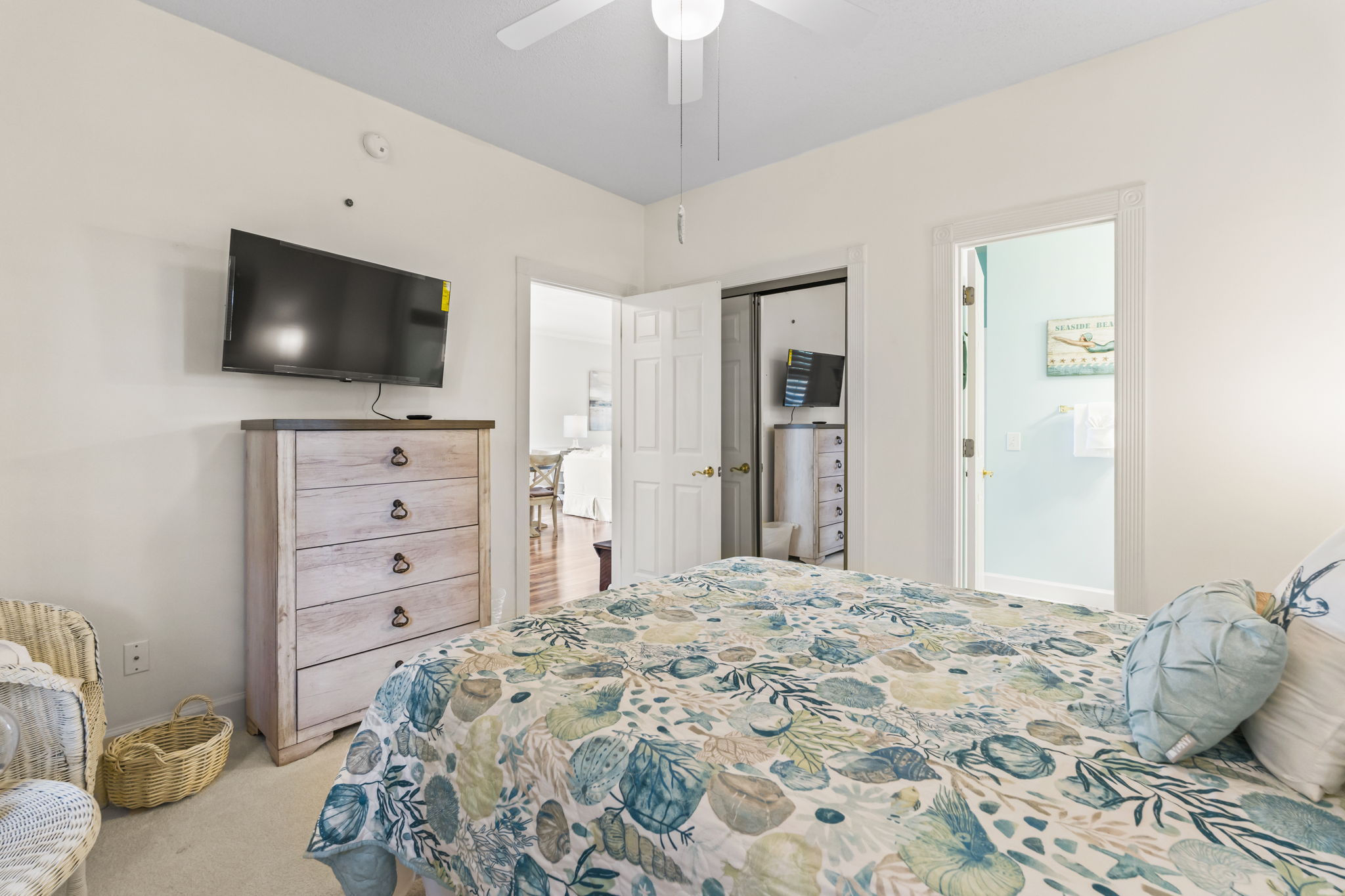 Guest Bedroom with Queen Bed, Smart TV and 2nd Bathroom