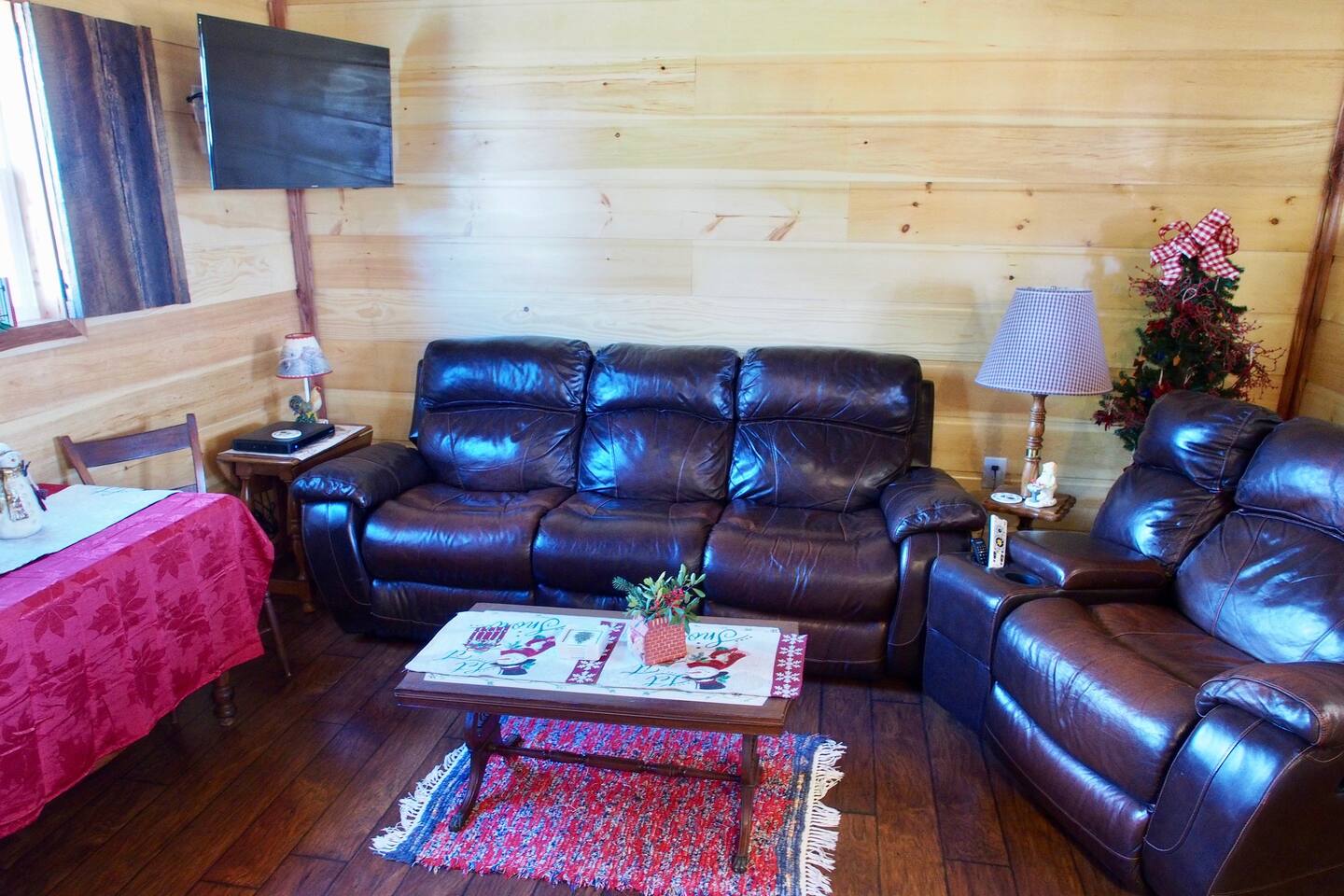 Living Room with DirecTV and Wifi