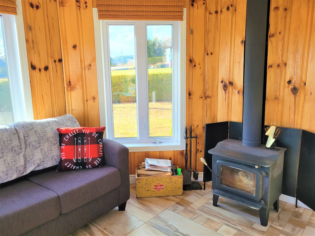 Foyer au bois dans le salon.