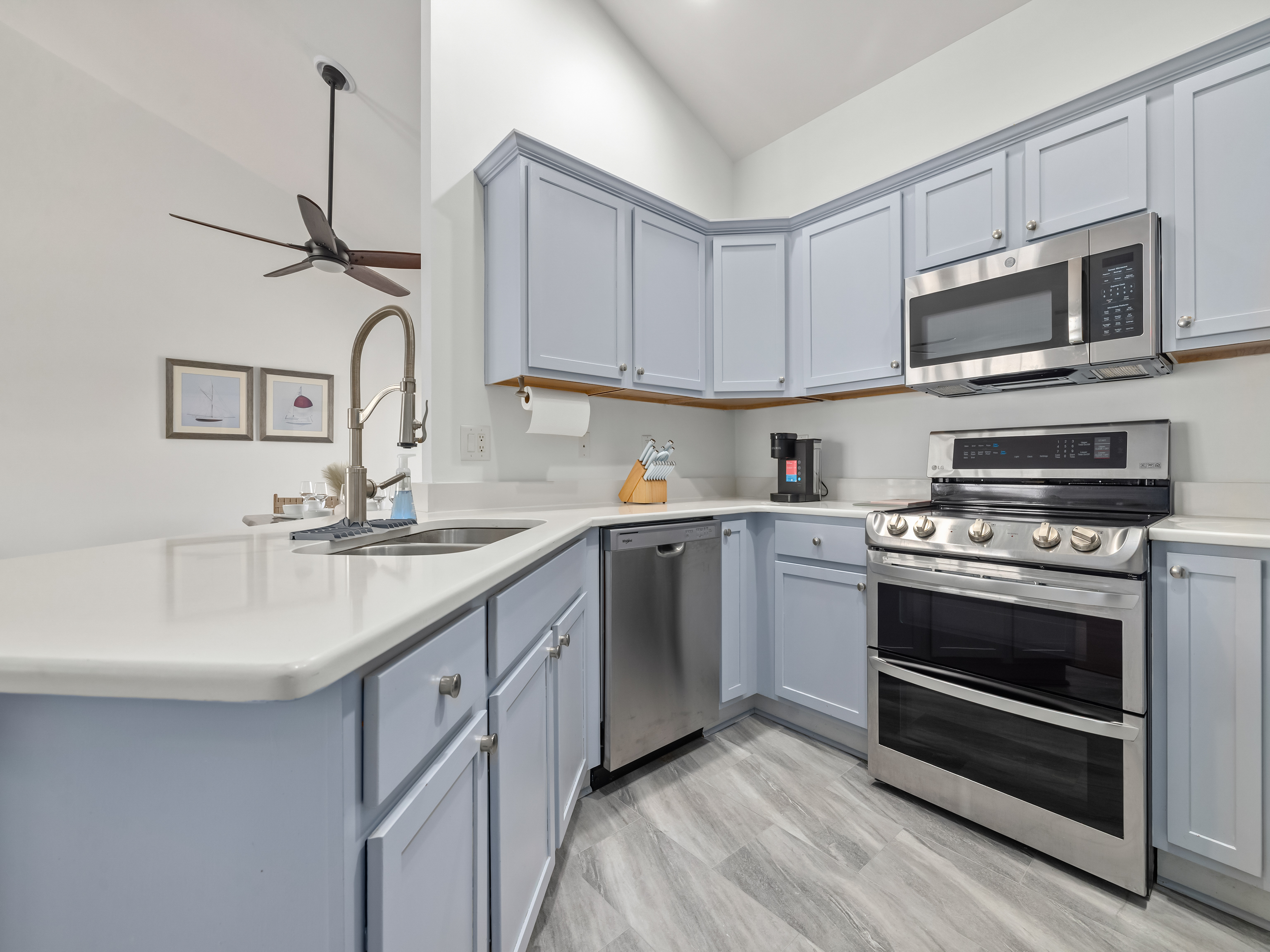 The heart of your group getaway.
This bright, open kitchen makes it easy to keep everyone fueled — coffee runs, shared breakfasts, late-night snacks, and pre-dinner drinks at the bar. Spacious, social, and designed for gathering between adventures.