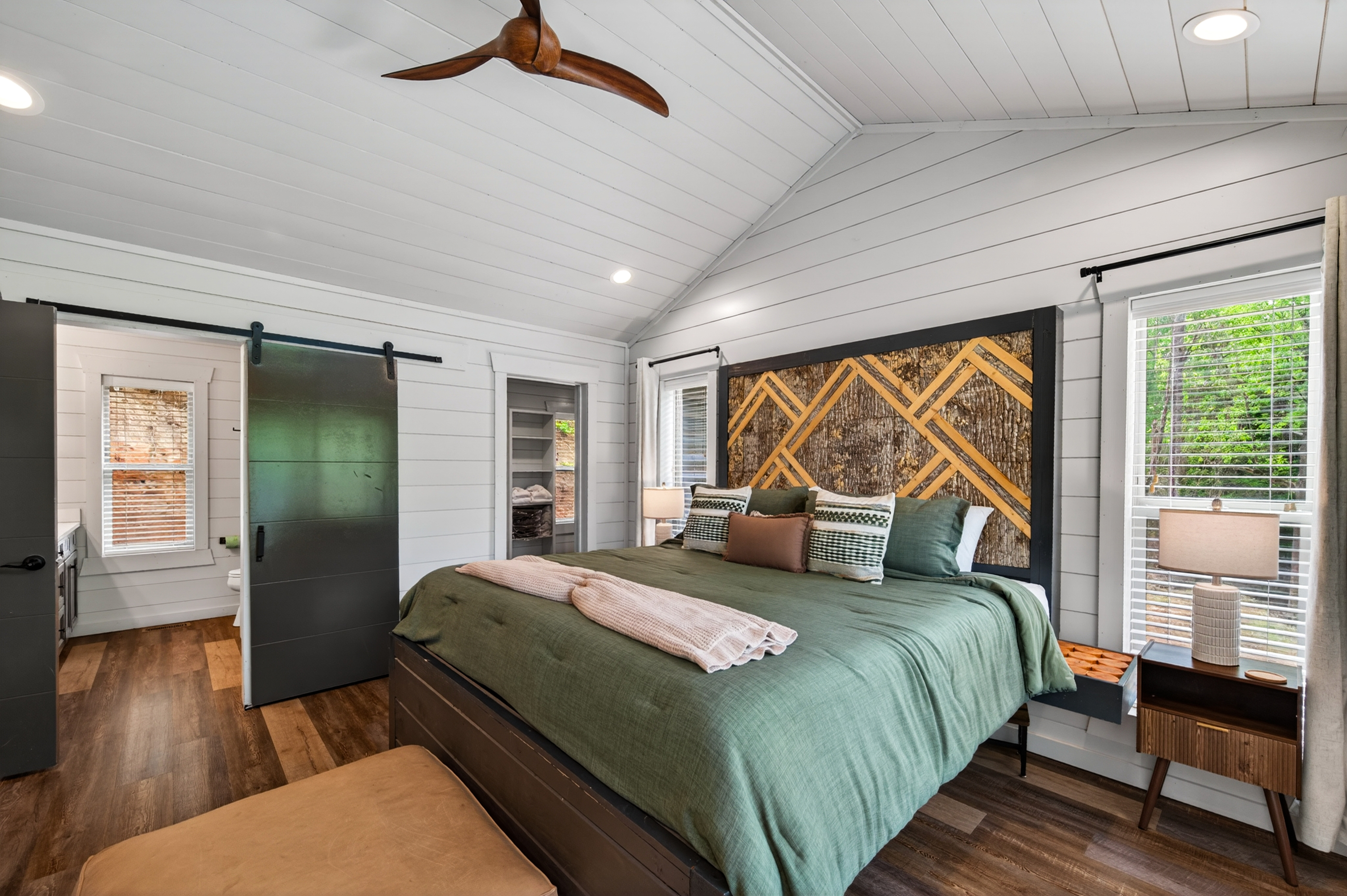 King size bed, with en-suite bathroom.