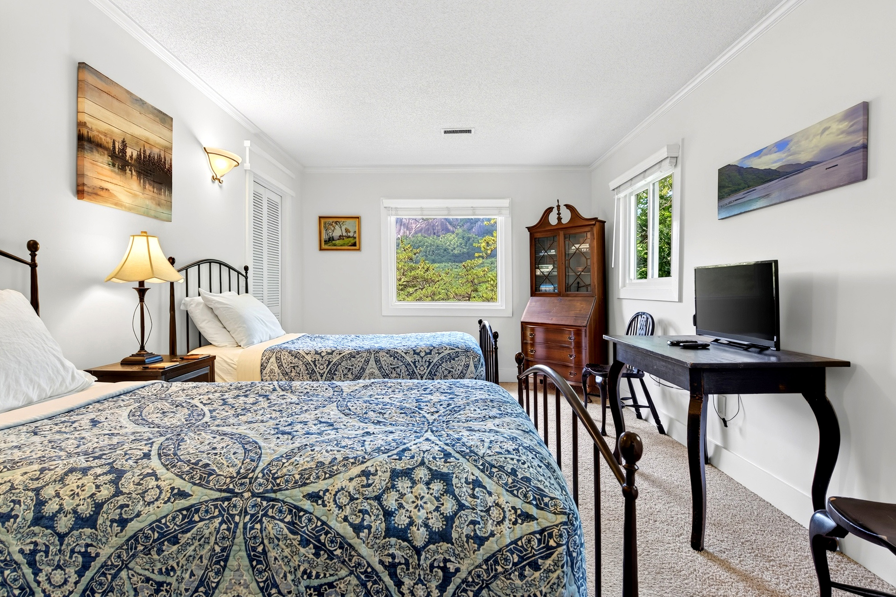 Twin bed Guest bedroom with views 