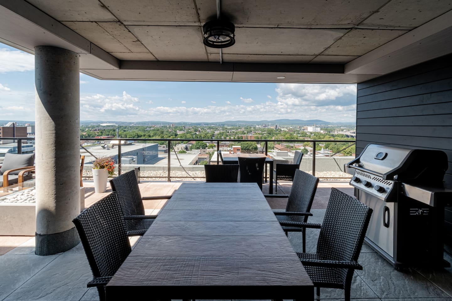 Terrasse sur le toit avec une magnifique vue sur la ville de Québec. Ouvert du printemps à l'automne.

Espace BBQ, foyer et table à manger.
