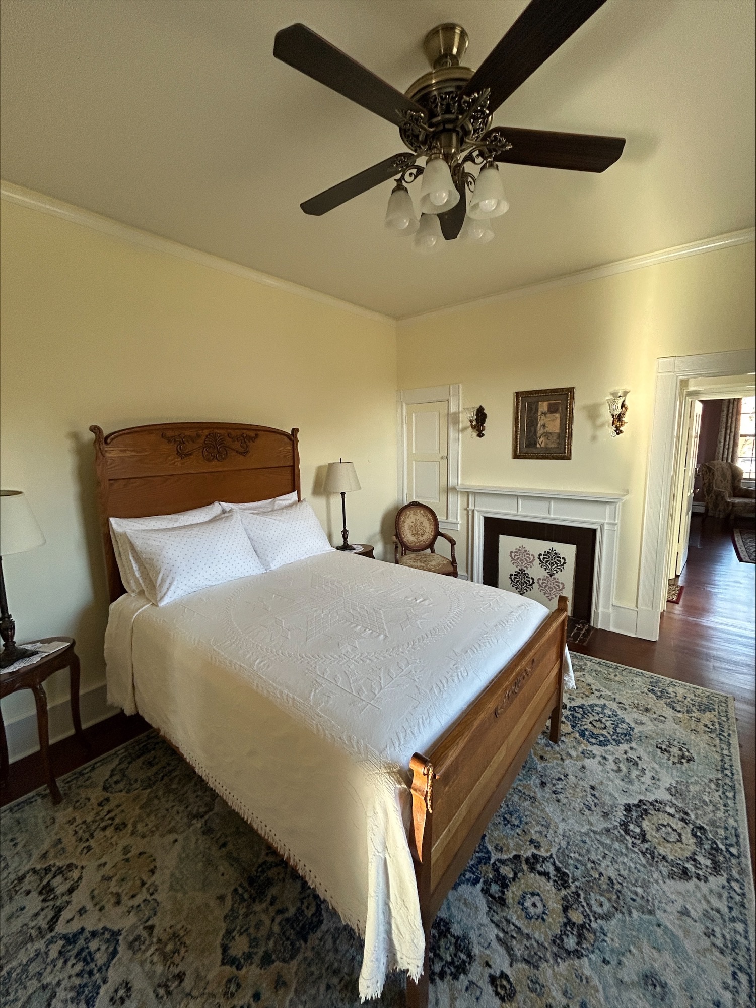 Sunshine Room - Queen bed