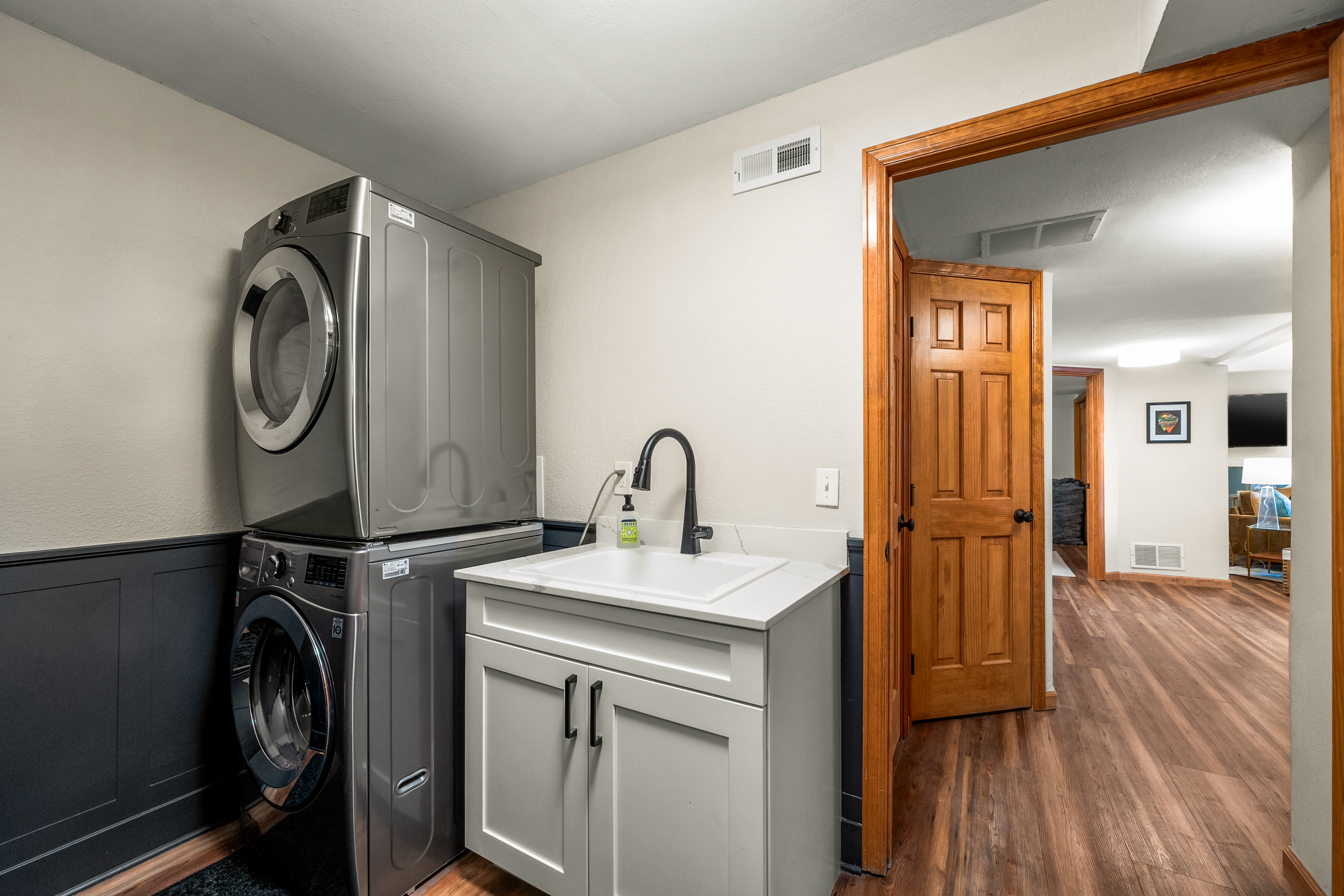 🧺✨ Convenient laundry setup with a full-size washer/dryer + utility sink—easy mid-stay refreshes so you can pack light and keep exploring 🌲