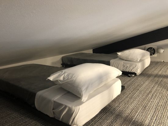 Loft area: 2 Twin beds.