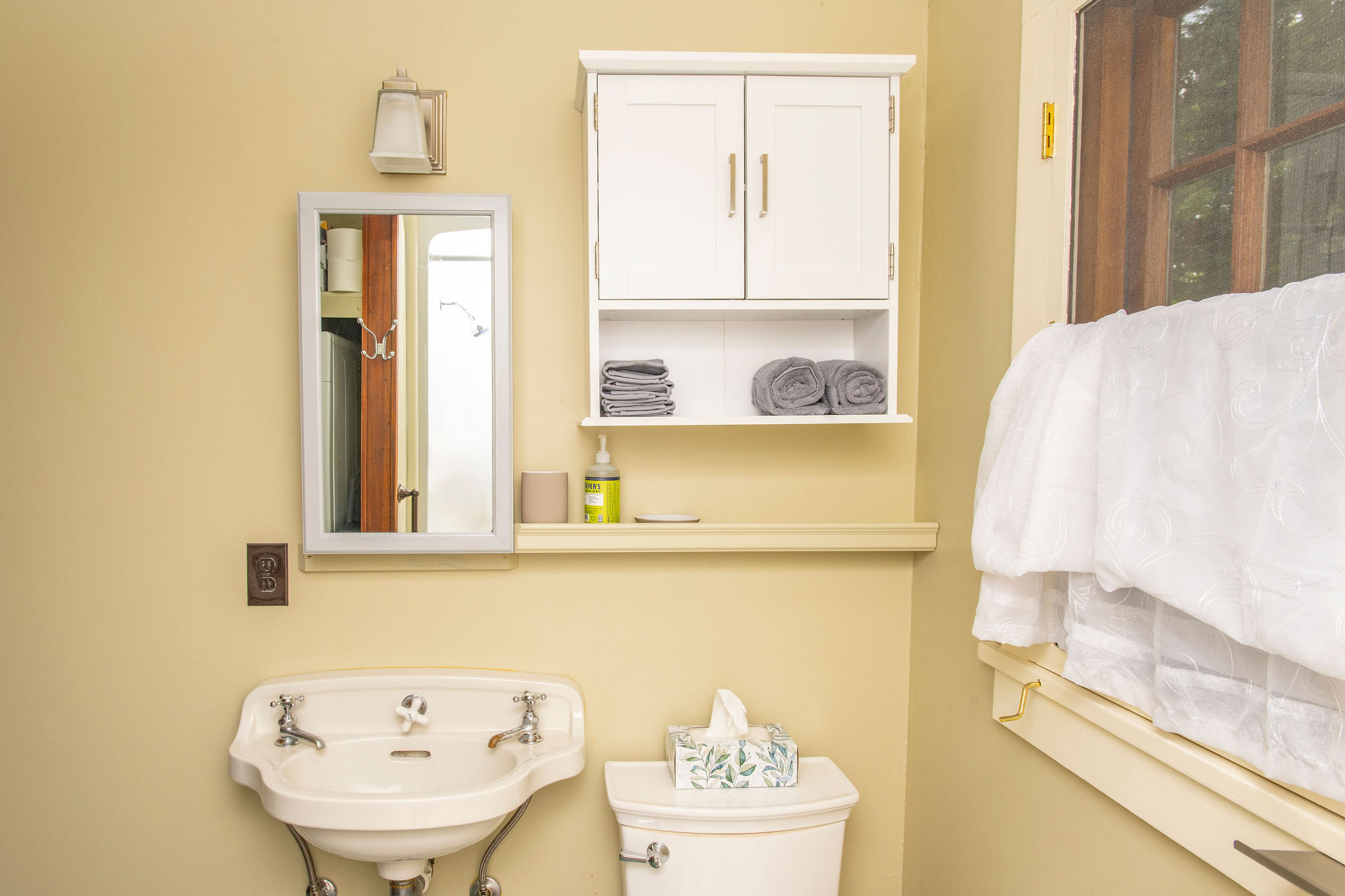 Classic full bathroom with pedestal sink and fresh towels