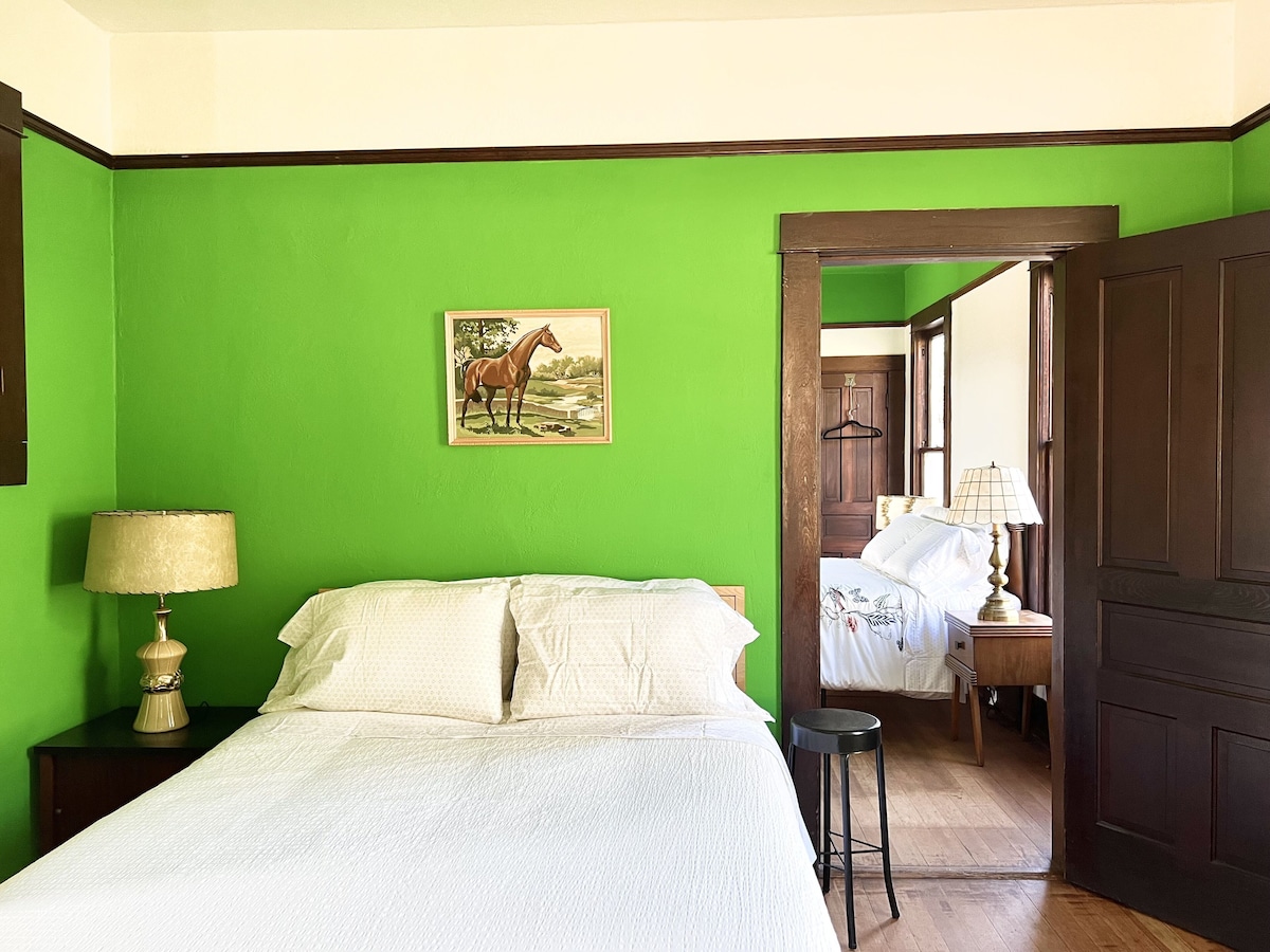 Bedroom 2 - Queen Bed