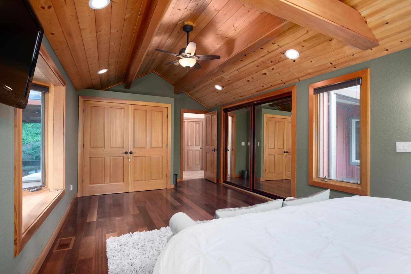 Unpack and settle in with ease - our closet has got your back!