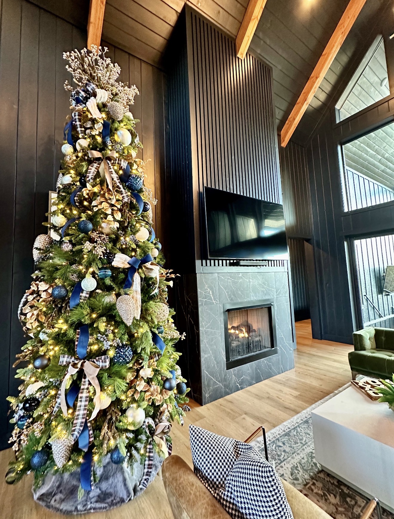 ✨ Holiday magic meets cabin luxury. Our tree is up, the lights are glowing, and the season officially feels alive in Hochatown. ❄️🌲