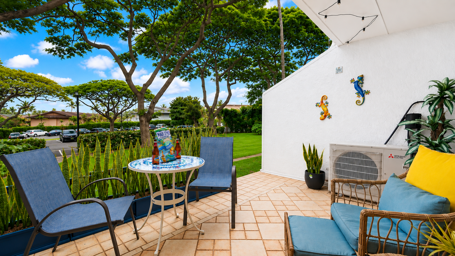 Outdoor dining on the lanai