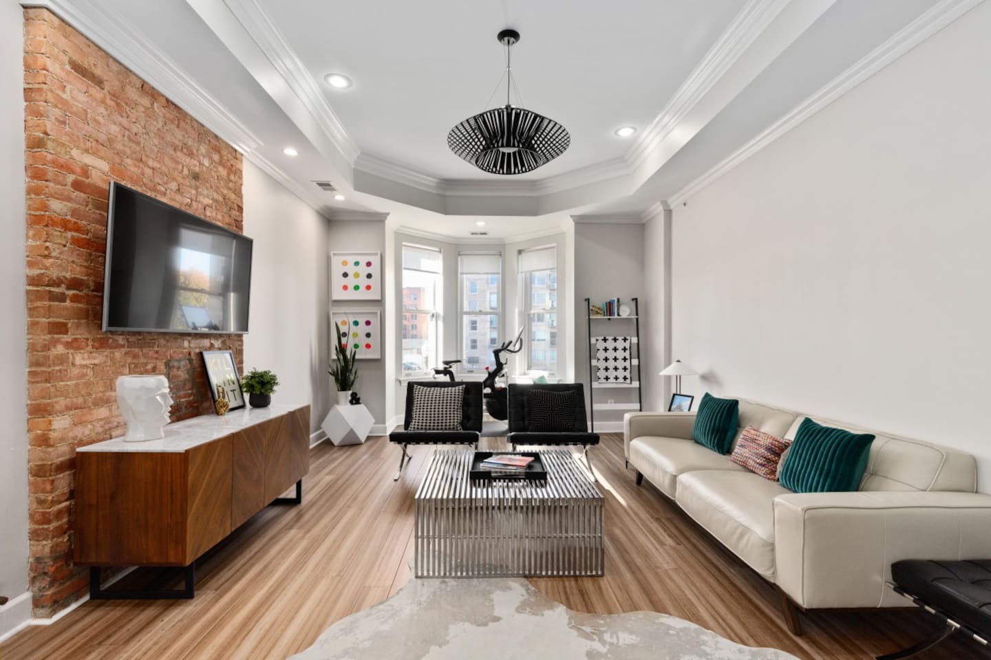 "Excellent location, clean, cozy, and easy to communicate with! We had a great girls’ weekend!" - Laura, 5 Star Review