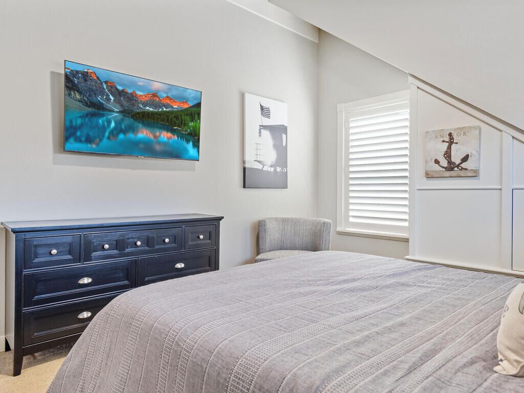 Upstairs - Guest bedroom (queen)