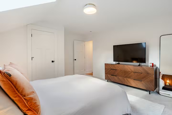 2nd Bedroom (Upstairs)