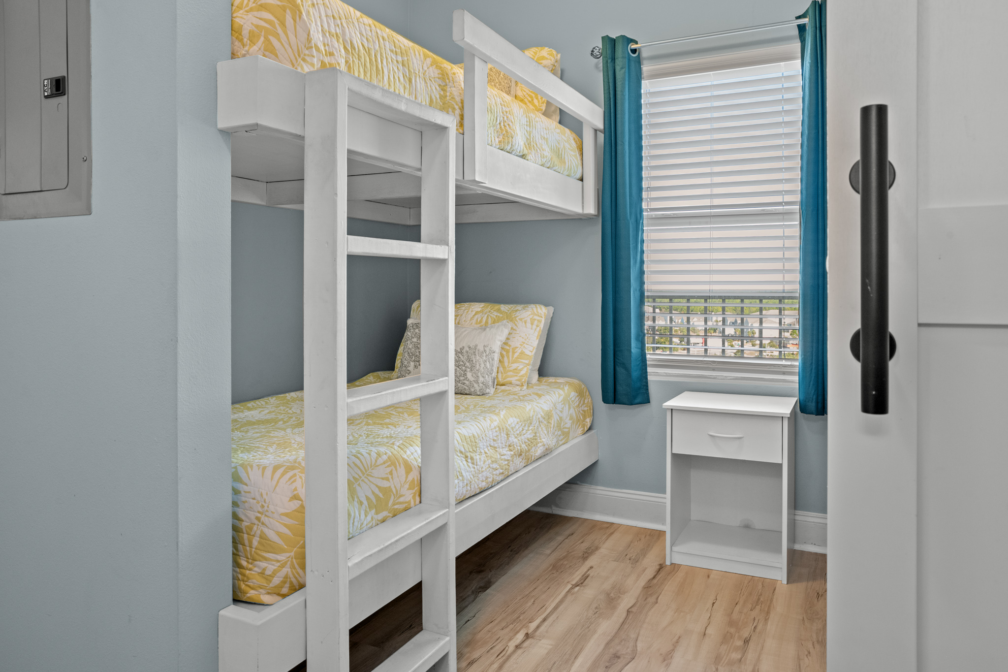 3rd bedroom-Twin beds in Bunk room
