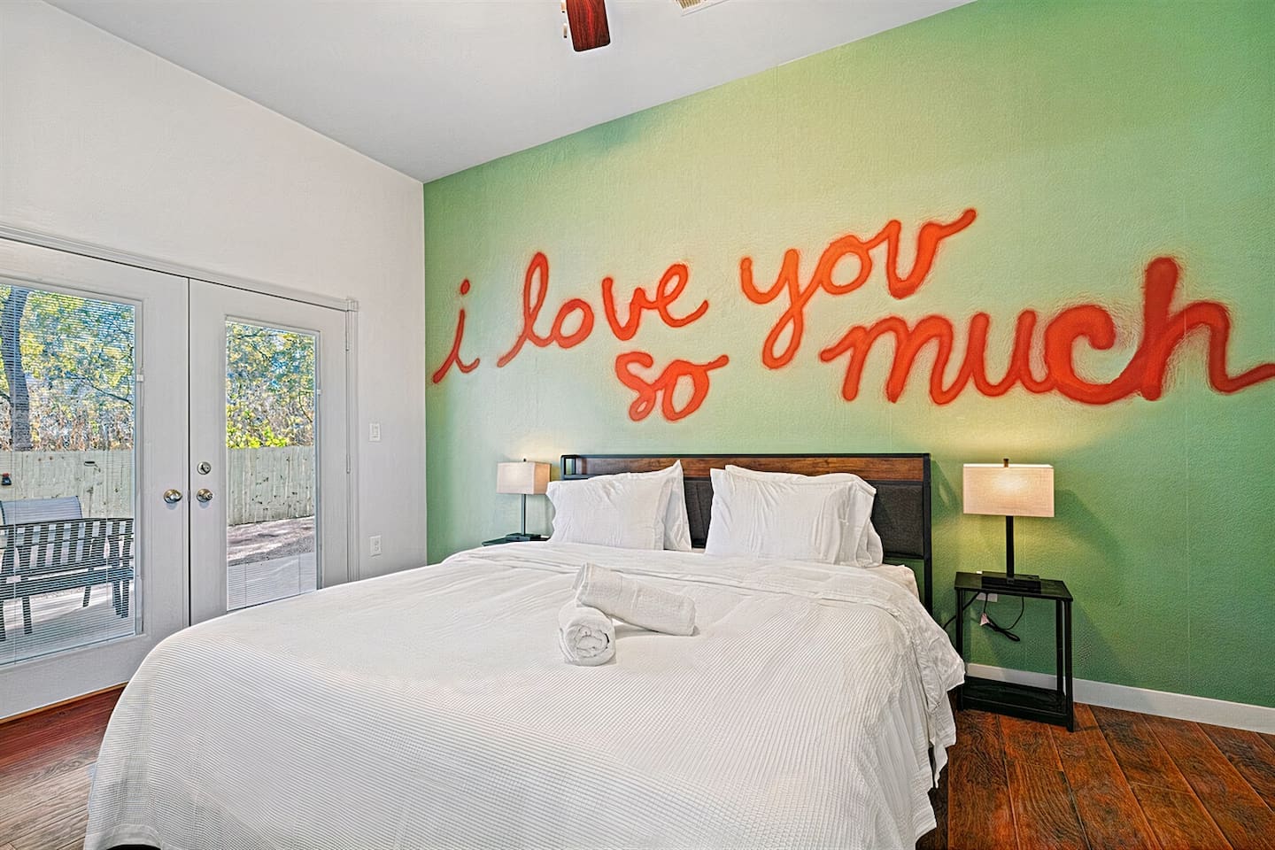 Middle House: Romantic Stay with "I Love You" Wall Art ❤️