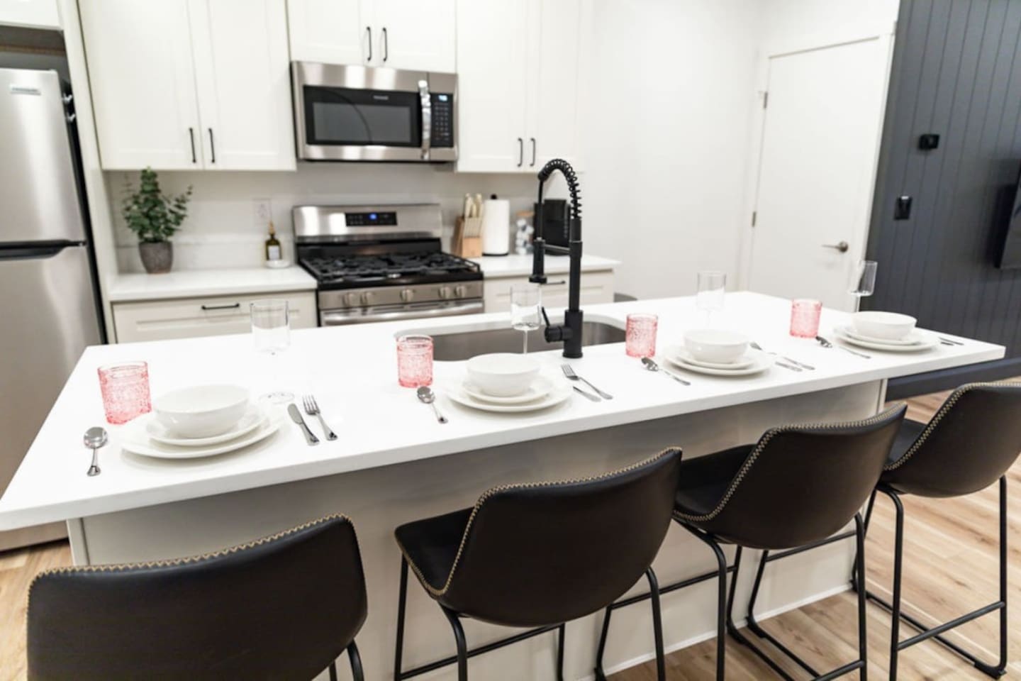 Counter kitchen with a set of plates, perfectly positioned in front of the cooking appliances for convenience and ease.