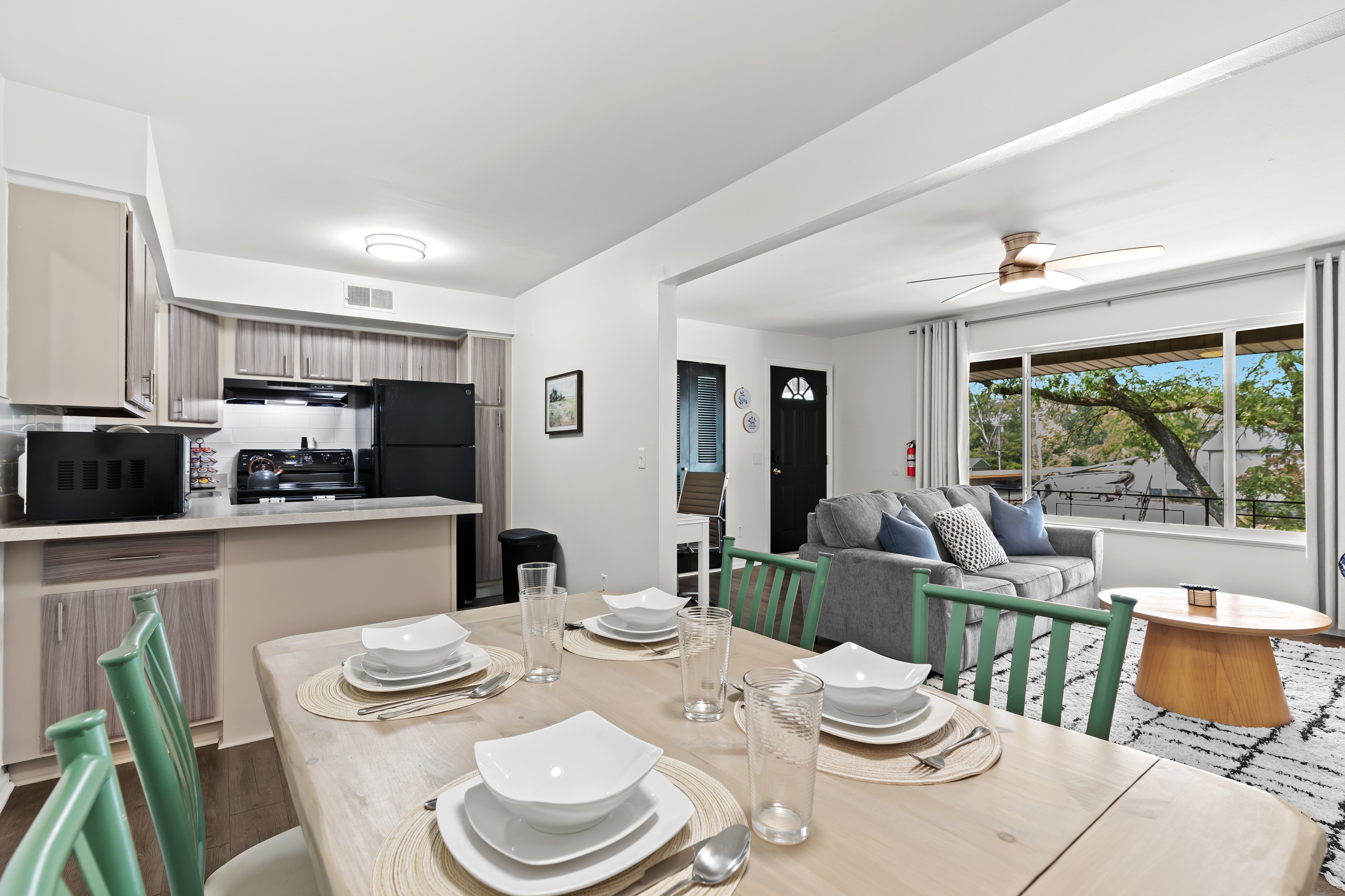 Whether it’s a quick bite or a leisurely dinner, this charming dining nook seats four comfortably.